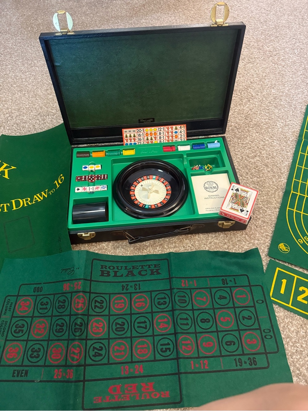 Royal brand Crisloid Plastics Inc.-Style Roulette Set
